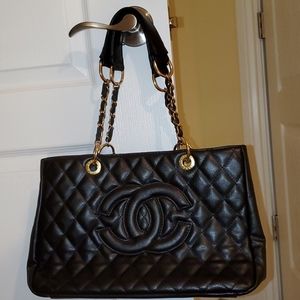 Black quilted shoulder bag